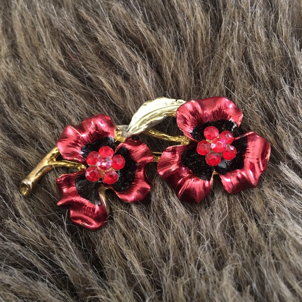 Vintage rhinestone gold setting floral brooch